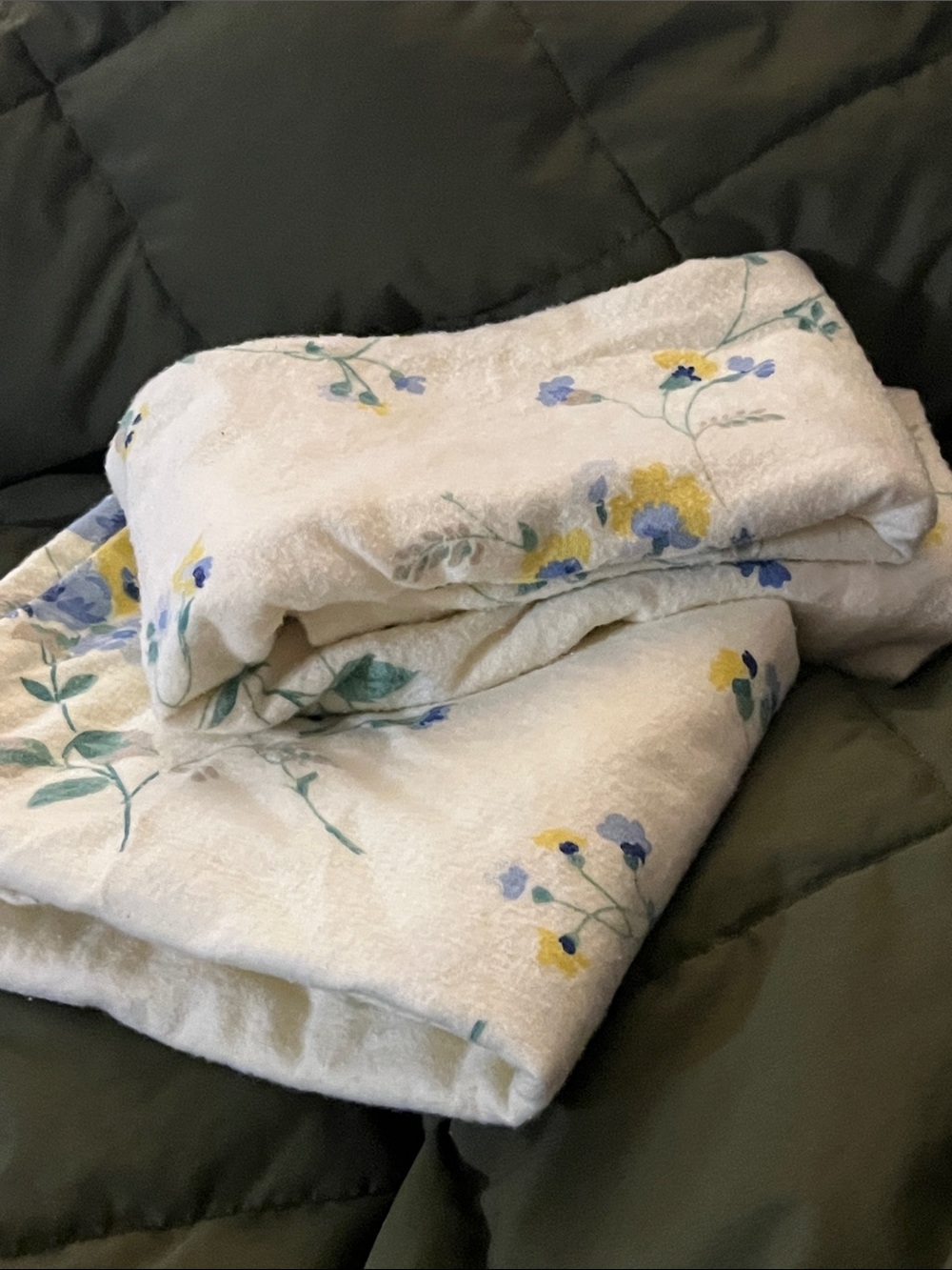 The Vermont Country Store~ soft yellow Floral 💯cotton~ 2 shams pillow cases